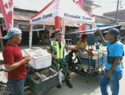 Himbau Jaga Keselamatan Babinsa Koramil 18/Bda Mempererat Komsos Dengan Pedagang Ikan Keliling