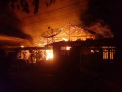 Brimob Kompi 2 Batalyon B Pelopor Satbrimob Polda Aceh Bantu Padamkan Kebakaran Rumah Milik Warga