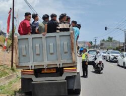 Operasi Ketupat Seulawah : Polisi Tegur Supir Mobil Bak Terbuka yang Angkut Penumpang di Lhokseumawe