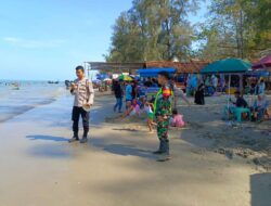 Babinsa dan dan Bhabinkamtibmas Bersatu, Ajak Pengunjung Pantai Kuala Mak Leugeu Menjaga Keamanan saat Liburan di pantai.