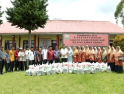 Pj. Ketua TP-PKK Bener Meriah Risnawati, S.SIT bersama jajaran Kantor Cabang Dinas Pendidikan Aceh Kabupaten Bener Meriah santuni anak yatim di Kampung Blang Panas