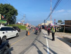 Personel Pos Pengamanan Operasi Ketupat Seulawah Lakukan Pengaturan Arus Lalu Lintas