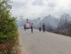 Kebakaran Lahan, Personil Polsek Kuta Makmur Bantu Padamkan Api