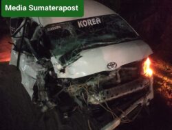 Hiace Kontra Truck Tronton Terlibat Lakalantas di jalan Medan B.Aceh 