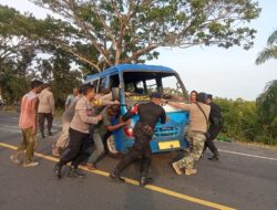 Gerak Cepat Brimob Kompi 2 Batalyon B Pelopor Bantu Korban Laka Tunggal