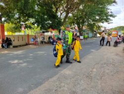 Peduli Keselamatan, Babinsa Bantu Seberangkan Anak Sekolah