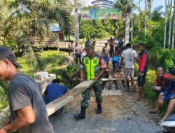 Serda Supardi Babinsa Desa Batu Sumbang Dan Warga Gotong Royong Perbaiki Jembatan Rusak