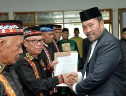 Lantik Kepala Mukim, Pj. Bupati Haili Yoga Ajak Mukim Jalankan Tugas dan Tanggung jawab Dengan Baik.