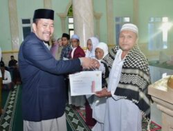 Pj. Bupati Haili Yoga Berikan Piagam Penghargaan Kampung Qur’ani Untuk Desa Sedie Jadi
