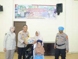 Pemberian Kursi Roda kepada Disabilitas dalam Rangka HUT Bhayangkara ke-78 oleh Polres Lhokseumawe