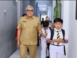 Pj. Gubernur Antar Dua Putranya Hari Pertama Sekolah.