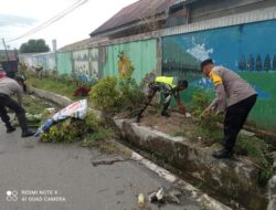 TNI-Polri Bersama Warga Goro Bersihkan Lingkungan