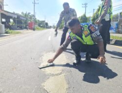 PENAMBALAN JALAN BERLUBANG DIWILKUM POLRES BIEREUN.