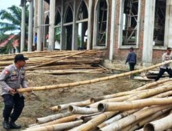 Jum’at Bersih, Kapolsek Pantee Bidari Bersama Warga Gotong Royong di Mesjid An-Nur, Meunasah Tunong