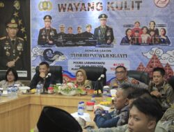 Plt. Bupati Saksikan Pagelaran Wayang Kulit dalam peringatan Hari Bhayangkara