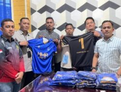 Beri Dukungan ke Pemuda Desa Setempat, Lapas Idi Berikan Bantuan Baju Sepakbola