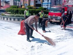 Respon Cepat Polantas Bireuen Bersihkan Tumpahan Cat Dijalan