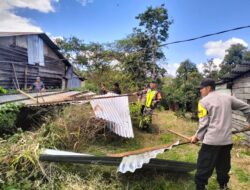 Personel Polsek Permata Bersama Dengan TNI Bantu Bersihkan Puing Puing Rumah Warga Yang Rusak akibat Bencana Alam Angin Puting Beliung
