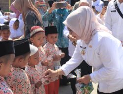 Hari Anak Nasional, Plt Bupati Serahkan KIA Di TK ABBA Aek Paing Bawah