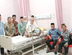 Keluarga Besar MAA Bireuen Besuk H. Yusri Abdullah di RSUD dr Fauziah Bireuen