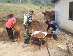 Bentuk Kepedulian Babinsa Bantu Warga Binaan Nguruk Halaman Rumah