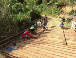 Babinsa Koramil 03/ Pegasing Bersama Warga Perbaiki Jembatan