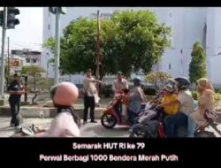 PERWAL Bagikan Ratusan Bendera Merah Putih Pada Pengguna Jalan