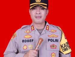 Kapolres Simeulue Menghimbau Pemasangan Bendera Merah Putih Selama Bulan Agustus