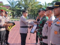 Kapolres Nagan Raya Berikan Penghargaan kepada Personel Polres Nagan Raya, Brimob, TNI, dan BPBD Kab. Nagan Raya atas Keberhasilan dalam Penanganan Karhutla