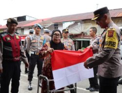 Kapolres Aceh Selatan Bagikan Bendera Merah Putih Kepada Masyarakat,sambut Hari Kemerdekaan RI 79.