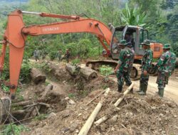 Pemasangan Gorong-Gorong Titik Ke 5, Satgas TMMD Ke 121 Gunakan Alat Berat.