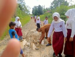 Pj bupati mohon lihat lah jalan desa kami hanya tiga kilo hanya tuk anak anak kami tuk belajar susah di lalui