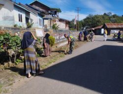 Jum’at Bersih, Babinsa Pos Ramil Mesidah Gotong Royong Bersihkan Jalan