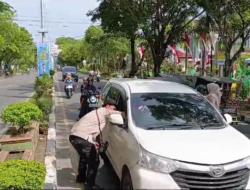 Perwal Bagikan Ratusan Bendera Merah Putih Pada Pengguna Jalan