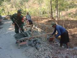 Giat Membangun Desa, Babinsa Kodim 0802/Ponorogo Buat Plesengan Bersama Warga