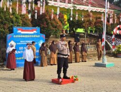 Bhabinkamtibmas Polsek Permata Sebagai Pembina Upacara Bendera Sampaikan Pesan-pesan Kamtibmas