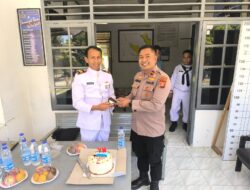 Kapolsek Dewantara Antarkan Kue Ulang Tahun untuk TNI AL di Pos AL Krueng Gekueh 