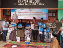 Sudirman SE , Geuchik Sungai Pauh Firdaus menyalurkan 194 Paket Bantuan untuk Masyarakat Gampong,