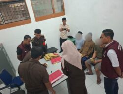 Tiga tersangka dan barang bukti diserahkan oleh Penyidik Satres Narkoba Polres Aceh Selatan Ke JPU