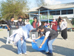 Mellani dan Minibus Bersihkan serta Bagikan Tempat Sampah di Pantai Gampong Jawa