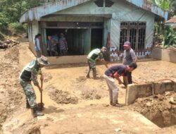 TNI Bantu Warga Bersihkan Sisa Banjir Bandang di Aceh Tengah