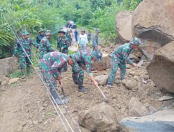 Prajurit Yonif 114/Satria Musara,Gerak Cepat dan Sigap Singkirkan Material Longsor.