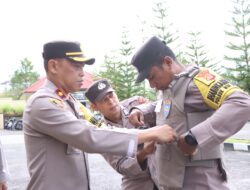 Wakapolres Bener Meriah Serahkan Rompi Anti Sayat Kepada Bhabinkamtibmas Polres Bener Meriah