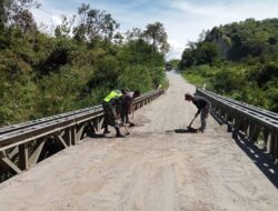 Babinsa: Motori Gotong Royong Penghubung Dua Desa