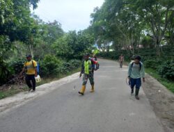 Gotong Royong, Babinsa Dan Warga Bersihkan Lingkungan Desa