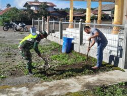 Babinsa Koramil 01/Bandar Dan Warga Bersihkan Pekarangan Masjid
