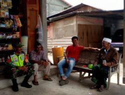 Manfaatkan Hari Libur, Babinsa Koramil 05/Permata Komsos Di Desa Binaan