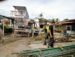 Babinsa Koramil 08/ Silih Nara Bantu Warga Dirikan Teratak Pesta Hajatan