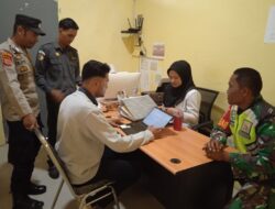 Sambangi Kantor Desa, Babinsa 02/WPS Tingkatkan Sinergitas