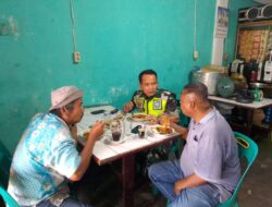 Manfaatkan Kedai Mie Aceh, Babinsa Koramil 04/PRG Komsos Jalin Kedekatan Bersama Warga